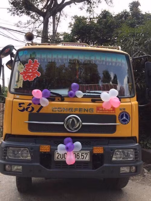 Có thêm một chiếc "siêu xe" màu vàng dùng để rước cô dâu.