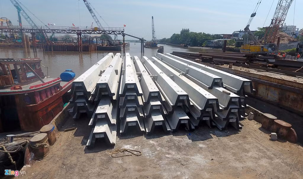 Nhiều vật liệu sắt thép được tập kết trên các sà lan gần khu vực thi công cống Phú Xuân.