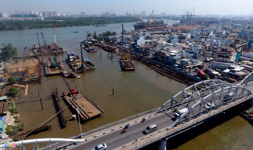 Cống Tân Thuận nằm bên cầu Tân Thuận (quận 7), đoạn hạ lưu Kênh Tẻ ngăn triều từ sông Sài Gòn vào địa bàn các quận 4, 6, 7, 8 đang được xây dựng với nhiều sà lan cần cẩu thi công.