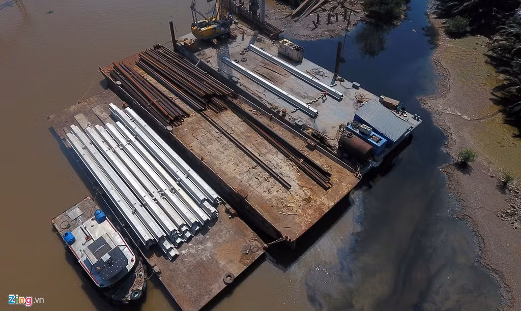 Hiện tại chủ đầu tư, đơn vị thi công đang tập kết số lượng lớn các loại máy móc, vật liệu xây dựng bên công trình. Đại diện đơn vị đầu tư cho biết các cống ngăn triều đang thi công đồng loạt và đến nay đã đạt 31% tiến độ.