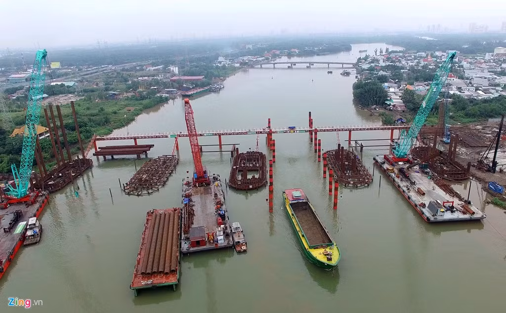 Theo kế hoạch, toàn bộ công trình hoàn thành sau 3 năm thi công, sẽ kiểm soát ngập cho vùng diện tích 570 km2, với khoảng 6,5 triệu dân thuộc khu vực bờ hữu sông Sài Gòn và trung tâm TP.HCM. Trong ảnh cống Mương Chuối (huyện Nhà Bè) đang hình thành khi đang thi công 5 trụ cống. Công trình này ngăn triều cho khu vực huyện Nhà Bè và quận 7 từ sông Soài Rạp vào sông Mương Chuối.