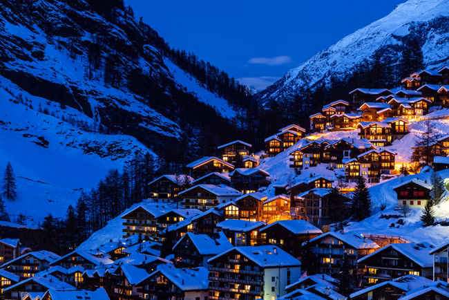 Cảnh đêm lung linh, huyền ảo tại làng Zermatt.