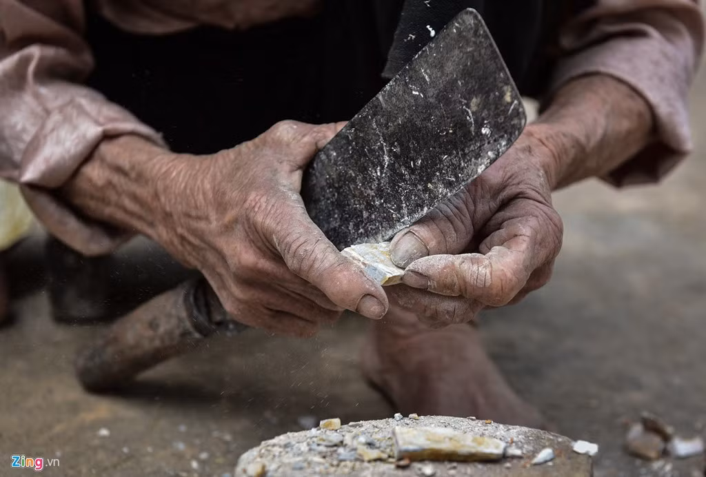 Đất đào lên cũng có thể ăn được nhưng có vị chua và nhiều sạn. Vì vậy, cụ Biện phải đem phơi một nắng, đẽo gọt cẩn thận, loại bỏ sạn và cắt ra thành miếng vừa ăn.