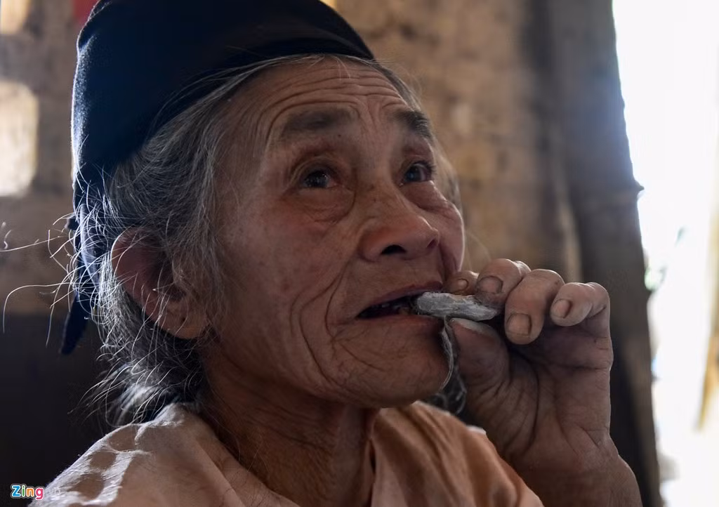 Cụ Biện cho biết mình đã ăn đất từ thời con gái. Các cụ ngày xưa nói ăn đất này có nhiều tác dụng, đặc biệt là với phụ nữ mang thai. Sau này, mỗi khi có bầu, cụ bà đều bảo cụ ông đi lấy đất để ăn. Ăn nhiều nên cụ nghiện đến tận bây giờ.