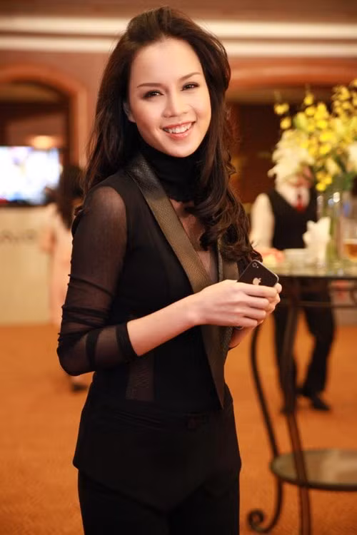 Ngọc Oanh nhận danh hiệu Á hậu khi đang là sinh viên Đại học Sư phạm Hải Phòng.