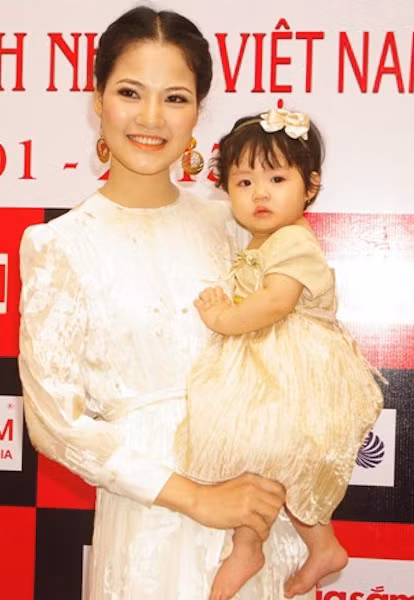 Trần Thị Quỳnh hiện đang sống rất hạnh phúc cùng chồng và con gái tại Hà Nội.