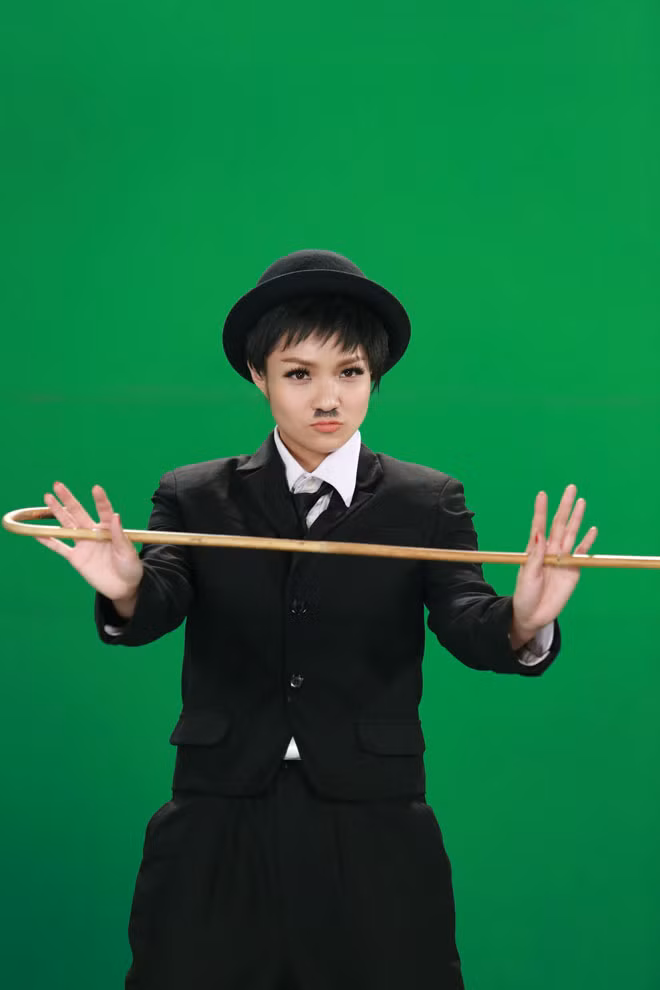 Là một cô gái tự tin và thú vị, thích trải nghiệm Thuỷ Top tỏ ra khá hào hứng với chương trình mới lần này. Cô đã không ngại mặc áo "ép" cho vòng một khủng nhỏ bớt để hoá thân thật giống nhân vật trong trailer mới của chương trình.