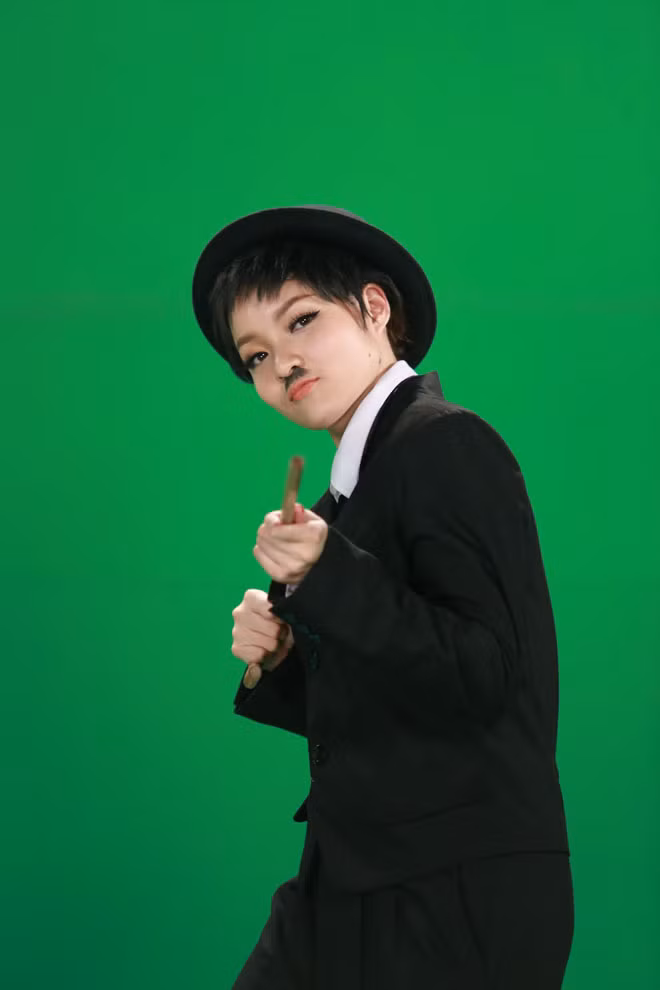 "Hoán đổi" với sự tham gia của 10 khách mời, cũng là 10 gương mặt nghệ sĩ sáng giá trong nhiều lĩnh vực nghệ thuật. Điều đặc biệt nhất của "Hoán đổi" là chương trình sẽ không có ban giám khảo mà được thay thế bởi ba chuyên gia bình luận là những nhân vật hoạt ngôn, hài hước, có khả năng “chặt chém” và nói chuyện hấp dẫn nhất trong vai trò “Hội đồng Tám” để “tám” “xuyên lục địa” và tạo những tiếng cười cho chương trình.