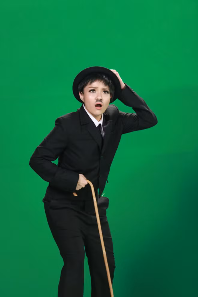 Sau khi tạo được dấu ấn với khán giả bằng hình ảnh ca sỹ gợi cảm từ phong cách đến giọng hát, Thuỷ Top bất ngờ nhận lời tham gia gameshow mới mang tên "Hoán đổi".