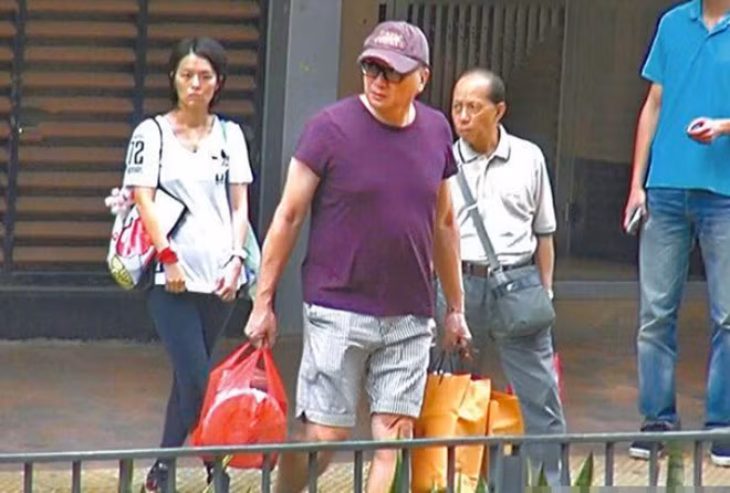 Mới đây, Thang Trấn Nghiệp - diễn viên đóng vai " Lãng tử Yến Thanh" - bị bắt gặp trên phố. Mặc quần short, áo phông với thân hình sồ sề, tay xách nách mang, ngôi sao Hong Kong thuở nào lộ rõ những dấu vết tuổi tác.