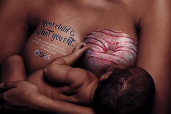 Hình ảnh mẹ da màu và bé với bầu ngực vẽ hình chiếc bánh rán. Ảnh: Raul Krebs