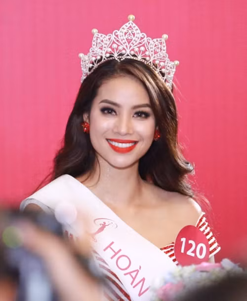 Phạm Hương 2 lần được MC Phan Anh xướng tên hoa hậu.