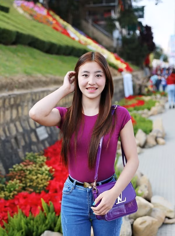 Hot girl bán bánh tráng trộn – Đà Lạt: Cô gái Lưu Hoài Bảo Chi, sinh năm 1994, đã lập gia đình và có 1 con trở thành hiện tượng trên mạng. Chi nghỉ học từ năm lớp 9, sau đó được đi học làm tóc nhưng được vài tháng thì bỏ ngang vì Chi không có hứng thú với công việc này. Cho đến cách đây hơn một năm, tình cờ Chi phụ mẹ bán sữa đậu nành thì được anh hàng xóm chỉ cho bán bánh tráng trộn. Mỗi ngày Chi đến chỗ của anh hàng xóm lấy hàng, đến trưa mang về nhà sắp xếp để kịp chuẩn bị mang ra trường học Tây Sơn bán. Cứ đúng 3h là Chi và ông xã dọn hàng bán đến 9 - 10 giờ đêm thì nghỉ.