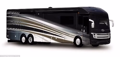 Trong chiếc xe buýt sang trọng là một không gian với những tiện nghi đẳng cấp của một khách sạn 5 sao hàng đầu. Căn nhà di động hạng sang này có cái giá 'trên trời': $700,000 - xấp xỉ 16 tỷ đồng.