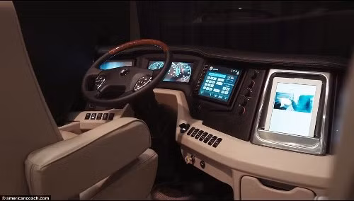 Bên cạnh đó, chiếc xe cũng được trang bị ba chiếc tivi màn hình lớn, máy giặt, máy rửa bát và một tủ lạnh cỡ đại. Tuy nhiên, chiếc xe dài tới gần 14m này sẽ yêu cầu những tài xế chuyên nghiệp có bằng lái đặc biệt tại nhiều bang ở Mỹ.