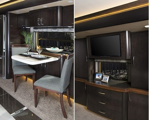 Chiếc xe được trang bị 3 chiếc tivi màn hình lớn. Chiếc xe được trang bị 3 chiếc tivi màn hình lớn.