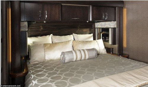 Phòng ngủ với giường king-size và có thể điều chỉnh mang lại sự thoải mái cho người nằm. Phòng ngủ với giường king-size và có thể điều chỉnh mang lại sự thoải mái cho người nằm.