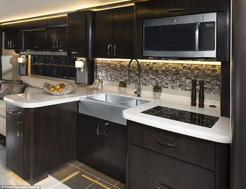 Phòng khách hào nhoáng với ghế sofa cao cấp, nhà bếp sang trọng được trang bị những thiết bị hiện đại, buồng vệ sinh với vòi tắm đứng tiện nghi và một phòng ngủ thoải mái đủ để tạo nên một ngôi nhà di động cho những người yêu thích du lịch. Phòng khách hào nhoáng với ghế sofa cao cấp, nhà bếp sang trọng được trang bị những thiết bị hiện đại, buồng vệ sinh với vòi tắm đứng tiện nghi và một phòng ngủ thoải mái đủ để tạo nên một ngôi nhà di động cho những người yêu thích du lịch.