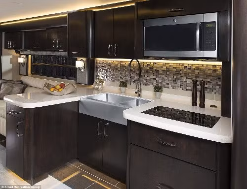 Phòng khách hào nhoáng với ghế sofa cao cấp, nhà bếp sang trọng được trang bị những thiết bị hiện đại, buồng vệ sinh với vòi tắm đứng tiện nghi và một phòng ngủ thoải mái đủ để tạo nên một ngôi nhà di động cho những người yêu thích du lịch.