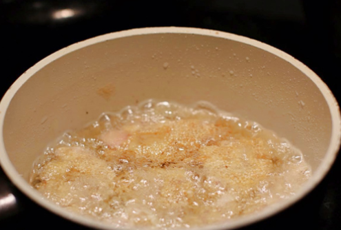 Dầu ăn chiên đi chiên lại cũng làm giảm giá trị của dầu, phá hủy các vitamin có trong dầu. Đồng thời những cặn thực phẩm bị cháy trong quá trình chiên rán còn đọng lại trong dầu đã qua sử dụng mà mắt thường không nhìn thấy cũng là một tác nhân gây hại cho sức khỏe người sử dụng. Vì vậy, khi nấu ăn, đừng tiếc dầu thừa để rồi gây hại cho bản thân và cả gia đình.