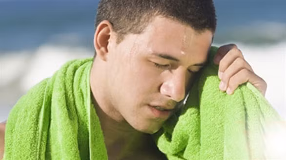 Say nắng: Giã nát lá mồng tơi đắp vào thái dương và trán. Sau đó dùng vải bó lại để giữ nguyên vị, để bệnh nhân nằm ngủ một giấc dậy sẽ khỏi.