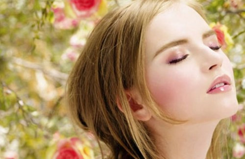 Làm đẹp da: Lá mồng tơi còn có tác dụng dưỡng da. Ăn rau mồng tơi giúp lưu thông khí huyết, nhuận tràng giúp da dẻ mịn màng, tươi trẻ. Hoặc để dưỡng da, làm mịn nếp nhăn ở mặt, chống thô ráp có thể lấy vài lá mồng tơi non giã lấy nước cốt, cho vài hạt muối, thoa đều lên mặt vài lần trước khi đi ngủ.