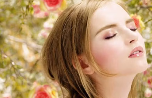 Làm đẹp da: Lá mồng tơi còn có tác dụng dưỡng da. Ăn rau mồng tơi giúp lưu thông khí huyết, nhuận tràng giúp da dẻ mịn màng, tươi trẻ. Hoặc để dưỡng da, làm mịn nếp nhăn ở mặt, chống thô ráp có thể lấy vài lá mồng tơi non giã lấy nước cốt, cho vài hạt muối, thoa đều lên mặt vài lần trước khi đi ngủ.