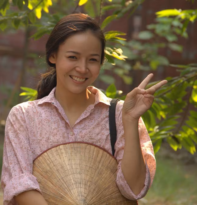 Nhưng ngay sau đó, Diễm Hương đã gây bất ngờ với tạo hình "gái quê" của mình trong một bộ phim khác.