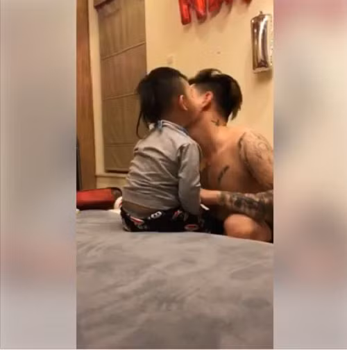 Theo đó, cách đây ít ngày, chị V.A có chia sẻ đoạn video quay cảnh chồng có tên S.H cho con trai ăn kẹo kèm đoạn bình luận trên. Không ngờ rằng đoạn video nhận được nhiều sự quan tâm từ phía cư dân mạng, đặc biệt đã có hơn 9 nghìn lượt thích và 2 nghìn lượt chia sẻ. Nhiều người tò mò không biết nội dung của đoạn clip là gì mà khiến nhiều người quan tâm đến thế nên ngày càng tạo ra hưởng ứng mạnh mẽ cho đoạn video này.