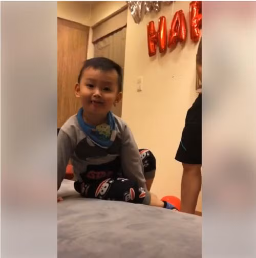 Muốn ăn kẹo, bé trai phải hôn, thơm má bố rất nhiều. Kết thúc màn "ăn kẹo bá đạo" bé trai vẫn chưa được ăn viên kẹo nào mà vẫn phải ngậm ngùi... khen kẹo ngon.