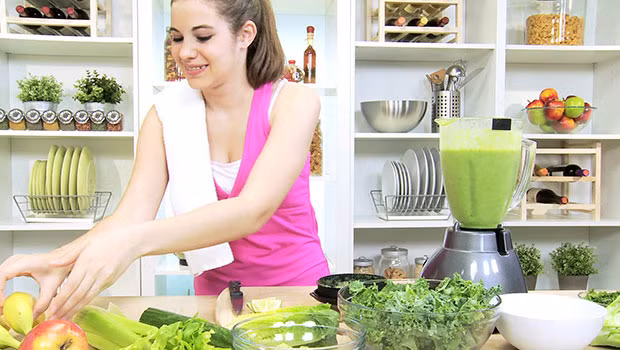 6. Nước ép rau Nước ép rau quả cũng là một trong những thức uống tốt nhất để giảm cân. Có một thực tế là loại rau phù hợp nhất để giảm cân là họ cải. Chẳng hạn như súp lơ, bông cải xanh, cải xoăn... là một trong những loại nước ép giúp loại bỏ chất béo hiệu quả nhất. Một lợi ích sức khỏe của các loại nước ép rau quả là chúng có thể giúp chống lại các gốc tự do, giữ cho cơ thể khỏe mạnh và cân bằng lượng hormone trong cơ thể. Các loại rau thuộc họ cải là một nguồn tuyệt vời của chất dinh dưỡng phyto tự nhiên có ích cho bạn để giảm mỡ trong cơ thể và tình trạng viêm, tạo sự cân bằng nội tiết tố, kiểm soát lượng đường trong máu và thúc đẩy sự trao đổi chất của bạn.