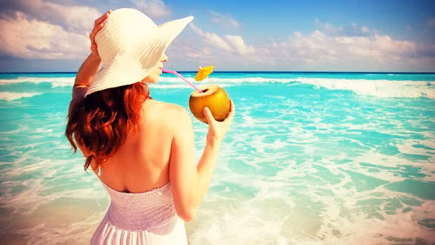 1. Nước dừa Nước dừa có chứa chất điện giải nhiều hơn hầu hết các đồ uống năng lượng và nước trái cây khác mà lại hoàn toàn tự nhiên. Nước dừa có thể giúp tăng tốc độ trao đổi chất của bạn và cung cấp nhiều năng lượng hơn. Vì vậy, bạn có thể tràn đầy năng lượng suốt cả ngày trong khi vẫn có thể giảm cân nhanh hơn.