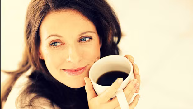 2. Cà phê đen Nếu bạn uống cà phê đen một cách điều độ và hợp lý nó sẽ tạo ra rất nhiều lợi ích sức khỏe không chỉ vì nó có chứa chất chống oxy hóa và giảm nguy cơ ung thư, mà còn giúp giảm nguy cơ bệnh tiểu đường và bệnh tim. Đồng thời, caffeine là hoàn hảo cho bạn để thúc đẩy sự trao đổi chất và tăng lượng calo đã đốt cháy.