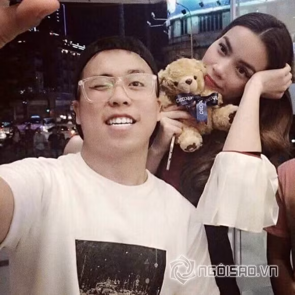 Sau những đồn đoán, chính fan của Hà Hồ đã tìm ra sự thật. Chàng trai trong bức ảnh không phải là người yêu mới của Hà Hồ, càng không phải là đại gia. Anh chỉ là một trong những fan thân thiết lâu nắm trong FC của nữ ca sĩ. Một số fan còn gửi ảnh thân mật của Hà Hồ và anh chàng này trước đây ở mọi lúc mọi nơi. Có thể thấy, Hà Hồ rất thân thiện và thoải mái thể đáp trả tình cảm yêu thương mà fan dành cho mình mà không chút ngại ngần điều tiếng.
