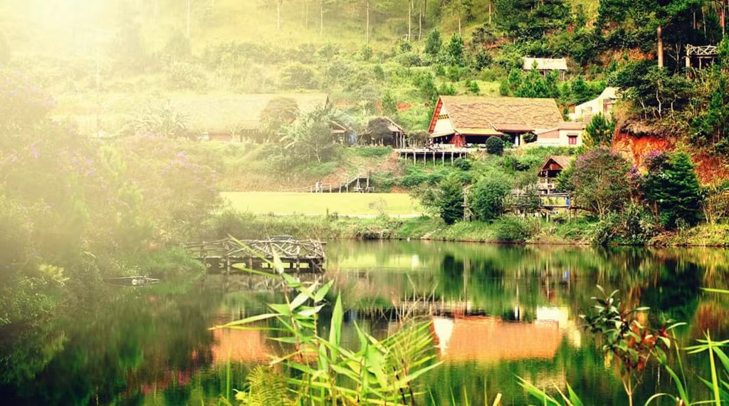 Làng Cù Lần tọa lạc dưới thung lũng được bao phủ bởi rừng nguyên sinh. Bên cạnh là dòng suối trong vắt chảy dọc theo triền đồi và hồ nước xanh thẫm, chiếc cầu treo đung đưa, những mái nhà sàn lấp ló dưới tán cây và những con cù lần hiền lành thân thiện. Đến với tour du lịch Đà Lạt một ngày tham quan làng Cù Lần, bạn có thể tham gia các trò chơi năng động như chèo thuyền trên hồ, xe đạp địa hình xuyên qua rừng thông, câu cá giải trí, đi xe Jeep vượt suối, cưỡi ngựa bên đồi thông….