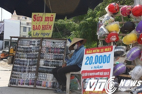 Chị bán hàng rong bên đường ngủ thiếp đi ngay khi đang ngồi trên ghế giữa tiết trời Hà Nội nắng nóng.