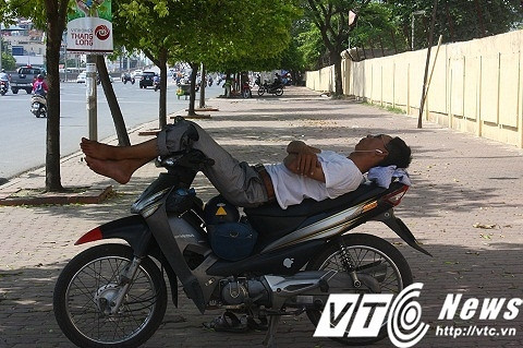 Tài xế xe ôm đeo tai nghe khi ngủ để tránh bị làm phiền.