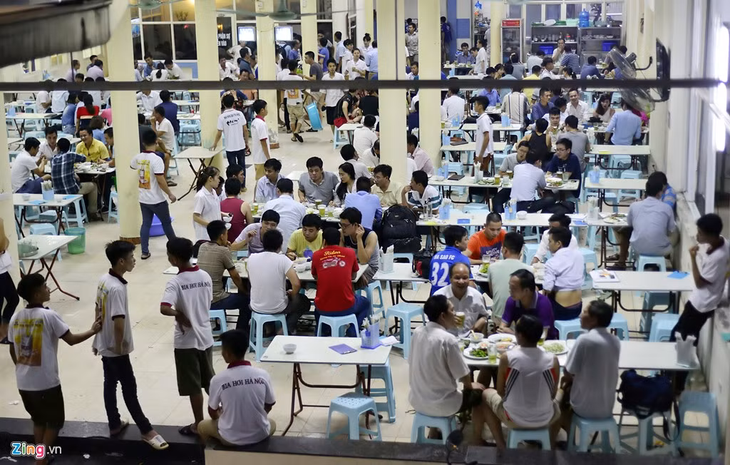 Một quán bia trên đường Xuân Thủy đông nghịt khách vào buổi chiều. Một lý do nữa là do, 20h tối 13/6 có trận bóng đá giữa Tây Ban Nha gặp CH Séc trong khuôn khổ Euro 2016 cũng khiến nhiều nhóm đàn ông kiếm cớ nhậu lai rai cổ vũ đến tận 22h đêm.