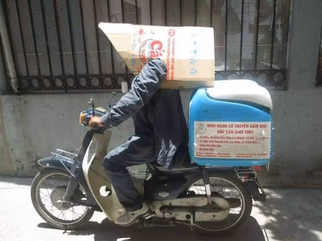 Một chiếc mũ chống nắng bằng bìa các tông.