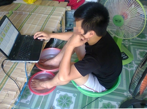 Cách sinh viên chống nắng nóng.