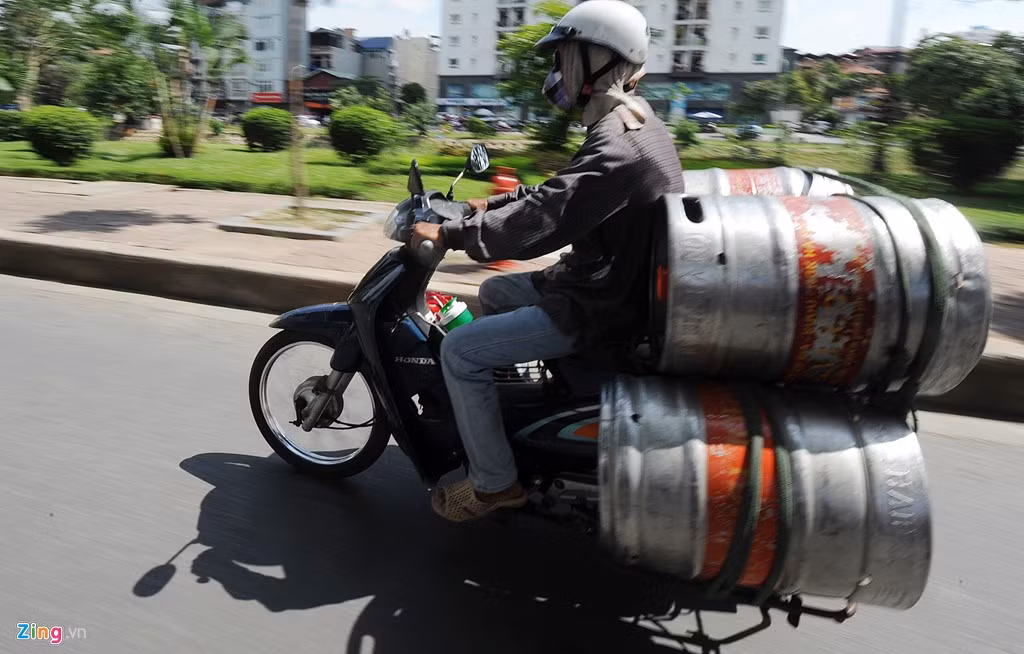 Bia hơi liên tục được di chuyển trên đường đáp ứng kịp thời nhu cầu giải nhiệt của khách hàng.