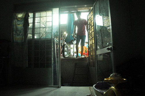 Người dân phải xây thang để ra đường, cuộc sống của những hộ dân dọc đại lộ Phạm Văn Đồng gặp nhiều khó khăn.