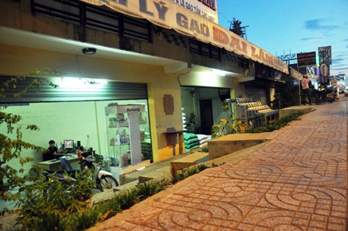 Căn nhà thấp hơn mặt đường Phạm Văn Đồng gần 2m.