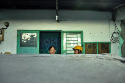 Mặt đường cao hơn nền nhà hơn 1m.