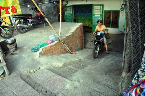 Mỗi khi trời mưa, nước từ đại lộ tràn vào nhà dân khiến cuộc sống sinh hoạt bị đảo lộn.