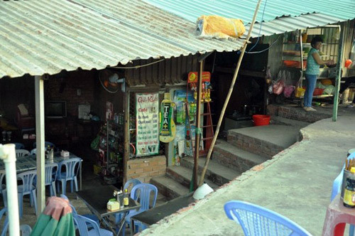 Người dân phải sống trong khốn khổ vì nhà bị biến thành “hang”. Muốn ra vào nhà, người dân phải chui để khỏi đụng đầu vào cửa. Mặc dù ban ngày nhưng phía trong nhà tối om.