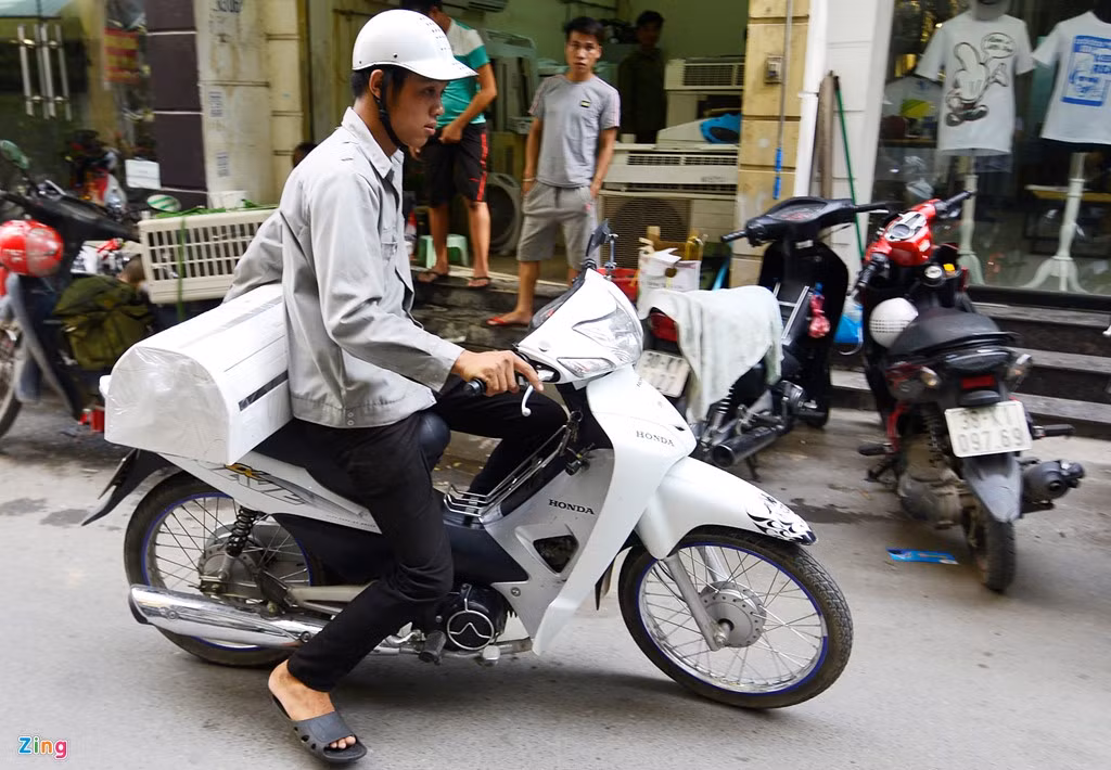 Thợ sửa, lắp điều hòa trên con phố này liên tục đi giao hàng cho khách trên địa bàn các quận Đống Đa, Ba Đình...