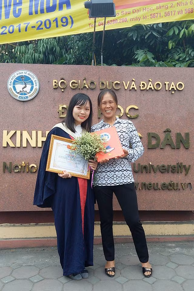 Buc anh me nong dan trong ngay con gai tot nghiep sot mang-Hinh-2