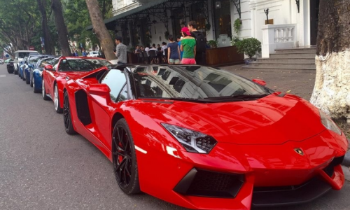 Những chiếc siêu xe xuất hiện trên phố gây chú ý.