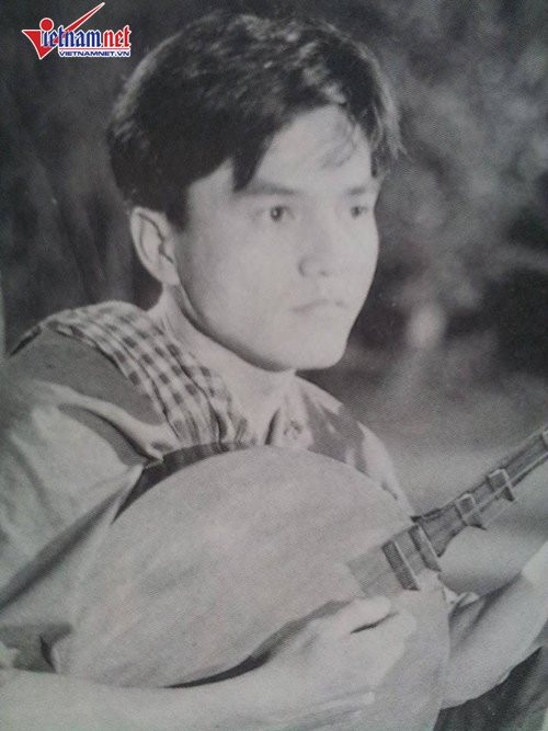 Cao Minh Đạt sinh năm 1975 tại TP Hồ Chí Minh, là con út trong gia đình có hai anh em, từng học khoa diễn viên tại Trường cao đẳng Sân khấu điện ảnh cùng với Đức Thịnh. Là nam diễn viên điển trai, hiền lành, chân chất... gặt hái được nhiều thành công trong diễn xuất với các vai diễn khác nhau cùng nhiều vở kịch ăn khách.